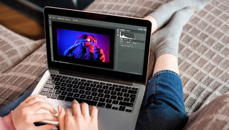 Étudiant pratiquant le montage vidéo